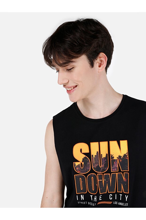 قميص داخلي أسود للرجال بقصة عادية - 4