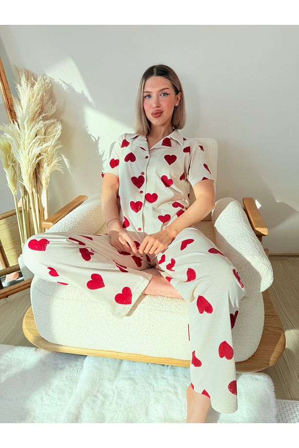Ekru Üzeri Kırmızı Kalp Desenli Pamuklu Kısa Kol Gömlek Yaka Pijama Takımı - 4