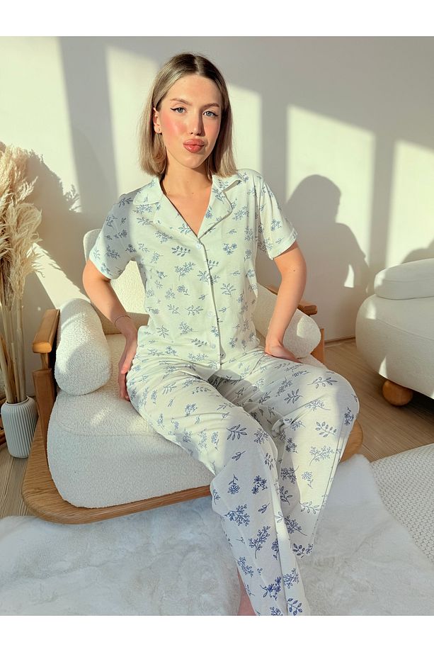 Ekru Üzerine Mavi Çiçek Desenli Pamuklu Kısa Kol Gömlek Yaka Pijama Takımı - 4