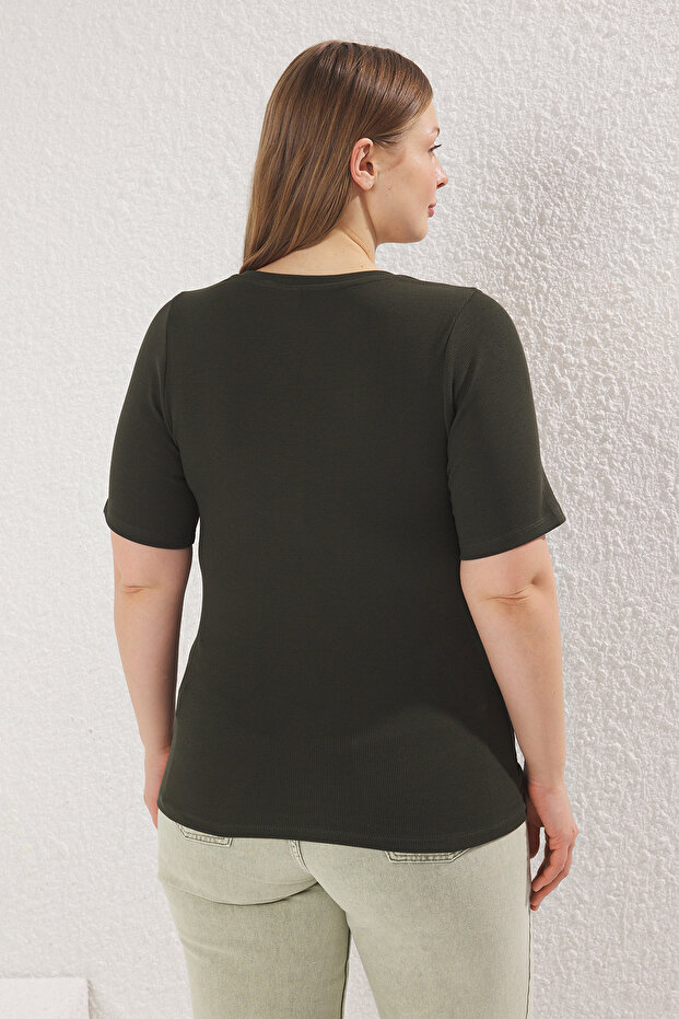 Anthrazitfarbene, figurbetonte Strickbluse in Übergröße – TBBSS25AF00104 - 4