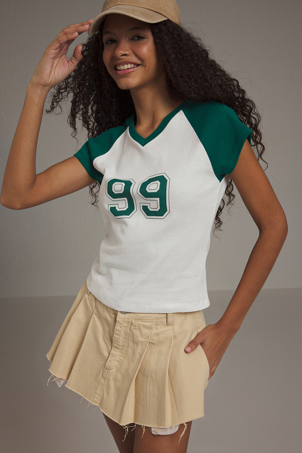 Zümrüt Yeşili Renk Bloklu Slogan Baskılı Fitted/Vücuda Oturan Örme T-Shirt TWOSS25TS00096 - 1