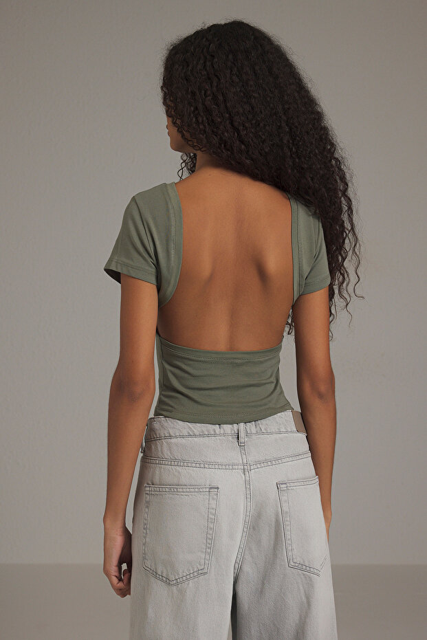Haki Sırt Dekolteli Crop Pamuklu Esnek Örme Bluz TWOSS23BZ00912 - 4