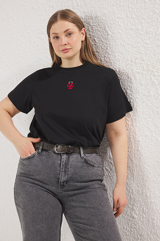Siyah Bisiklet Yaka Nakışlı Crop Örme Büyük beden T-shirt TBBSS25BF00015 - 2
