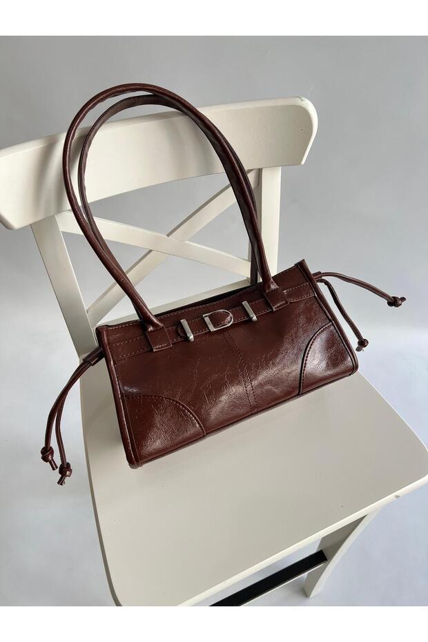 Tunisian Model Hand and Women's Shoulder Bag Bitter Brown