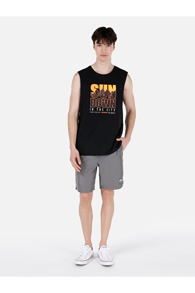 قميص داخلي أسود للرجال بقصة عادية - 3