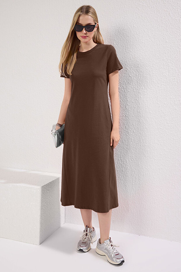 Kahverengi Düz T-shirt Elbise Cep Midi Örme Elbise TWOSS24EL00169 - 3