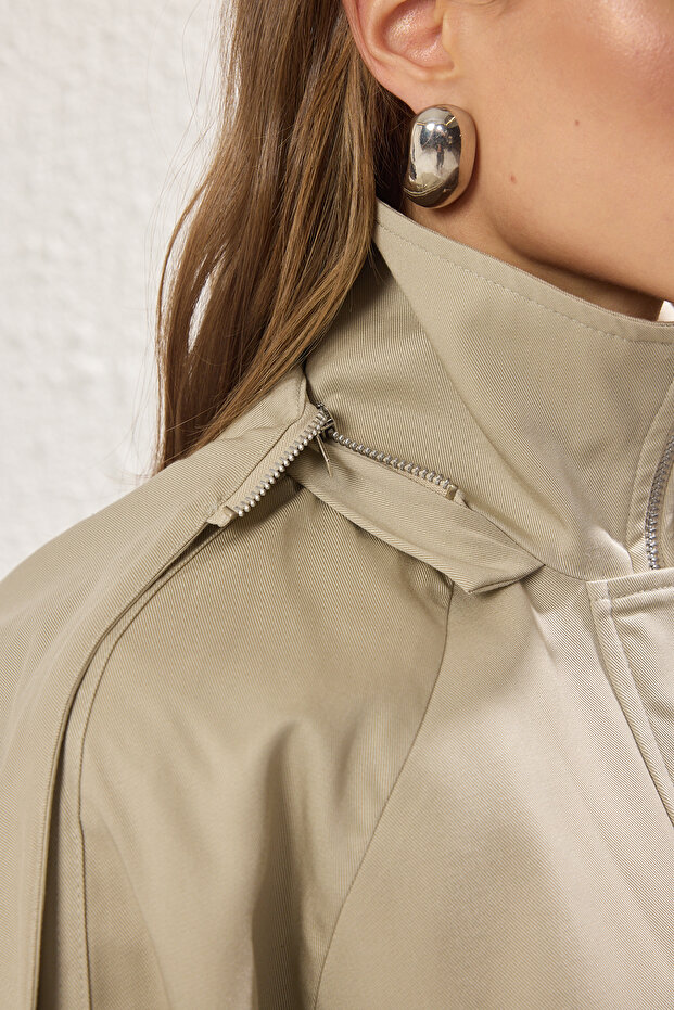 Bej Oversize Bağlama Detaylı Kapüşonlu İnce Ceket Mont TWOSS25MO00036 - 3