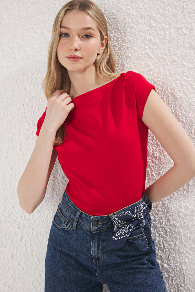 Kırmızı Kayık Yaka Fitted/Vücuda Oturan Pamuklu Esnek Örme Bluz TWOSS25BZ00285 - 1