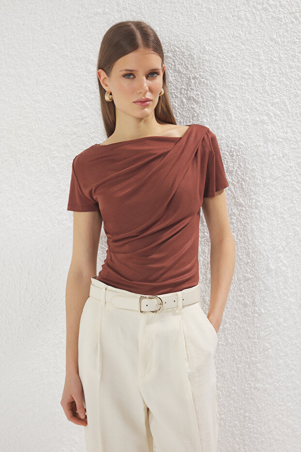 Kahverengi Büzgü/Drape Detaylı Fitted/Vücuda Oturan Örme Bluz TWOSS25BZ00278 - 1