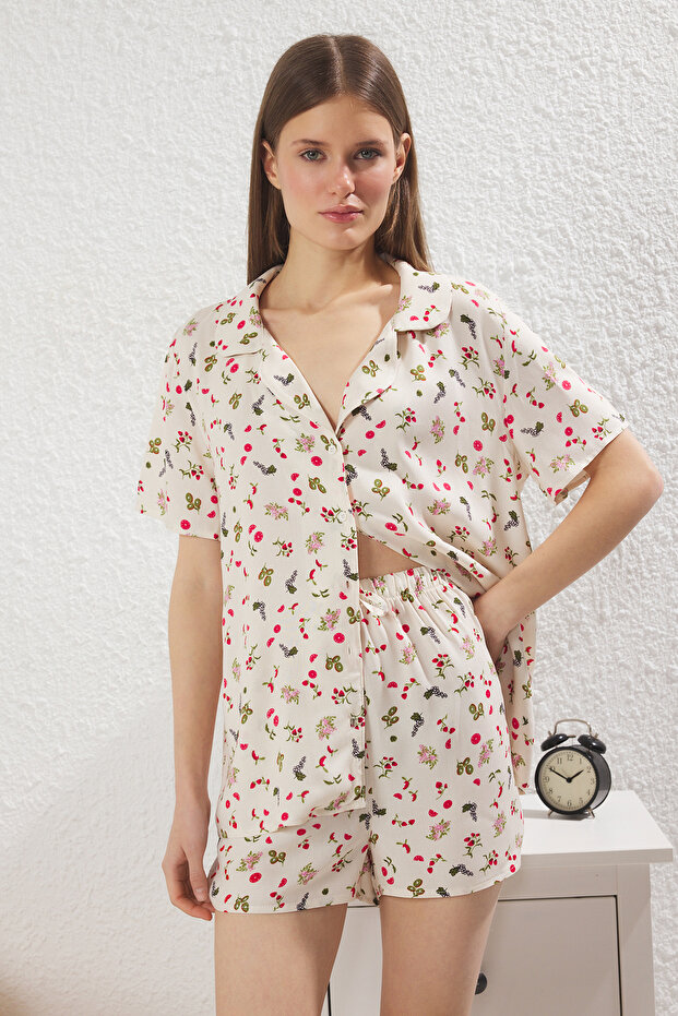 Çok Renkli Meyve-Çiçek Desenli Viskon Şortlu Dokuma Pijama Takımı THMSS25PT00307 - 1