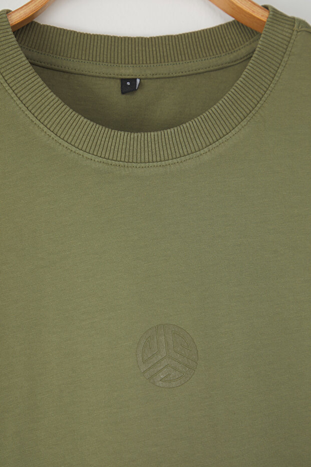 Haki Oversize/Geniş Kesim Eskitme/Yıkama Görünümlü %100 Pamuklu T-Shirt TMNSS25TS00077 - 7