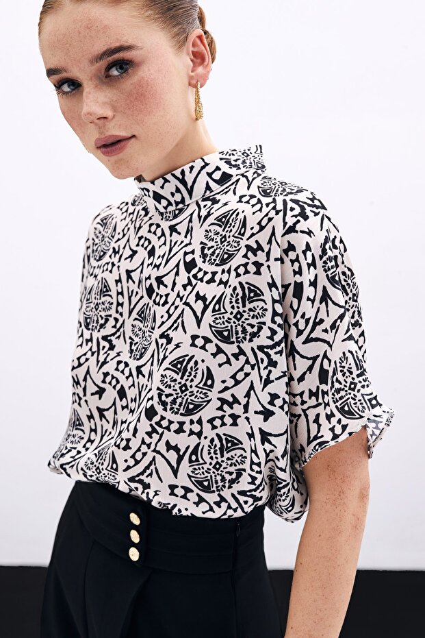 بلوزة منقوشة بأكمام قصيرة بلون إكرو - 4