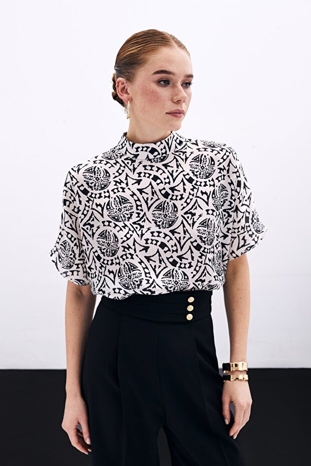 بلوزة منقوشة بأكمام قصيرة بلون إكرو - 1