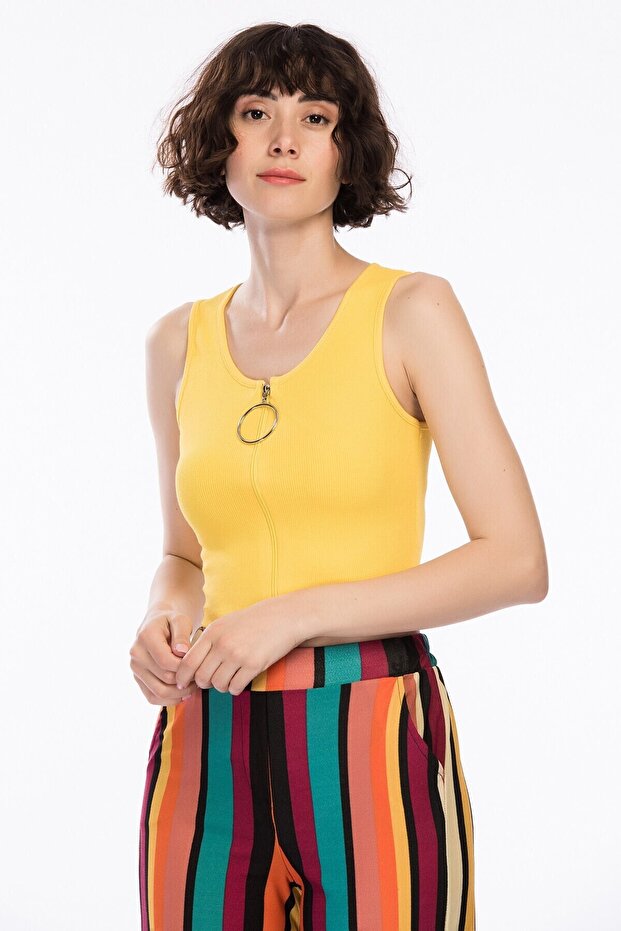 8221200 Ribbed Knit Front Zipper Sleeveless Blouse Yellow