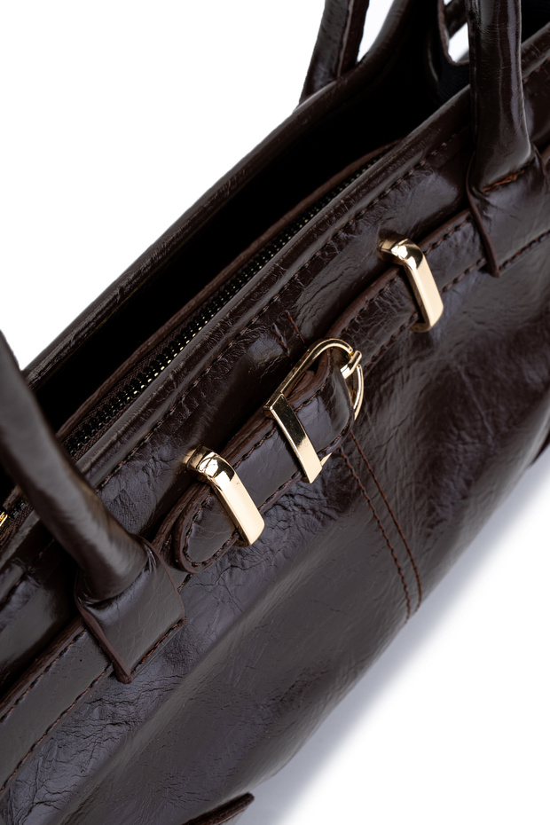 Keserűbarna színű műbőr női válltáska - övvel és szőrös díszítéssel - 2