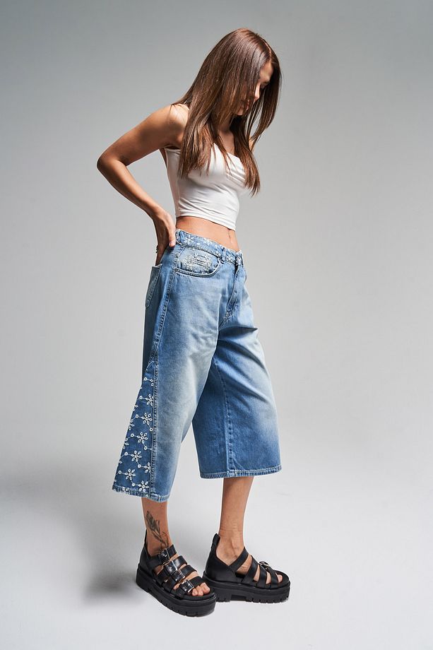 Kadın Mavi Kot Rengi 2S5-75 Çiçek Nakışlı Maxi Boy Tasarım Denim Şort - 4