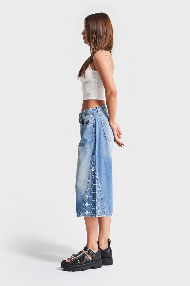 Kadın Mavi Kot Rengi 2S5-75 Çiçek Nakışlı Maxi Boy Tasarım Denim Şort - 3