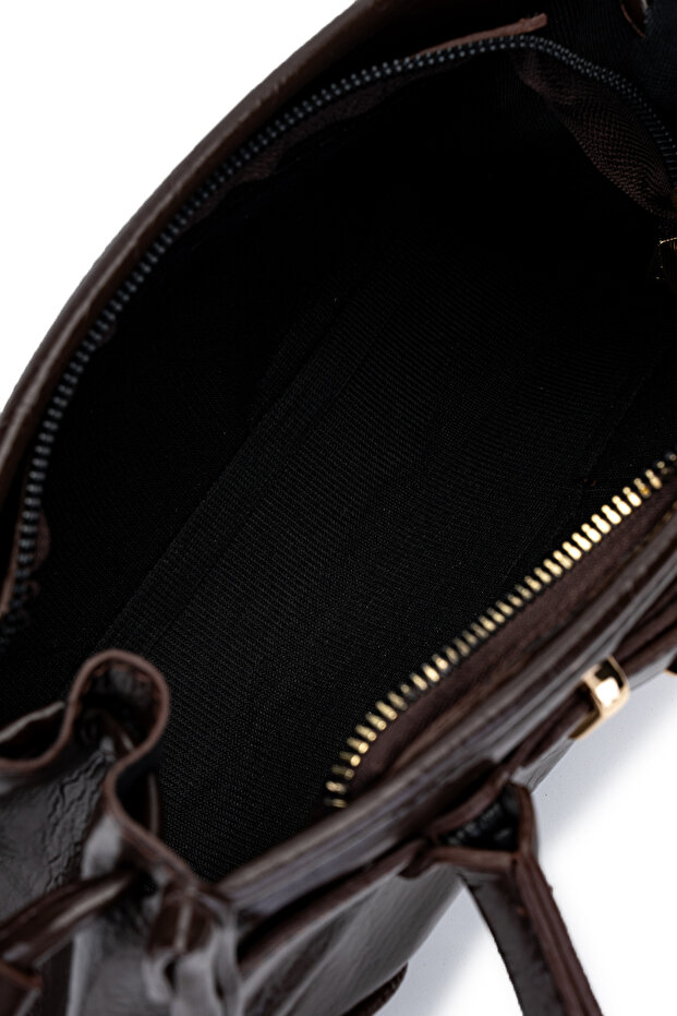 Keserűbarna színű műbőr női válltáska - övvel és szőrös díszítéssel - 5