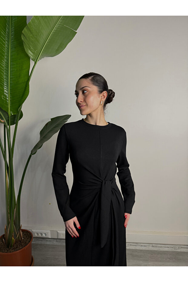 Siyah Bağlama Detaylı Model Elbise - 1