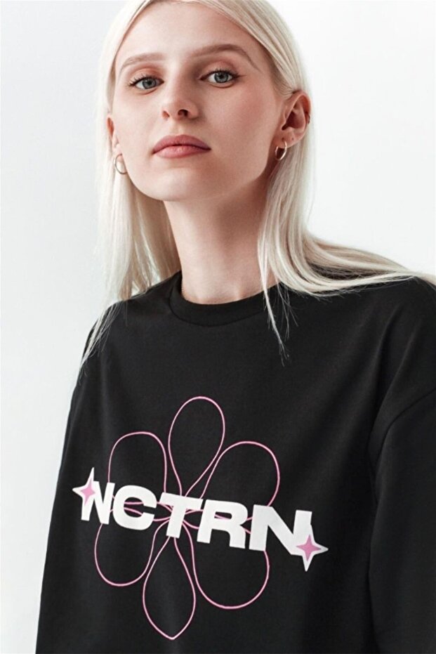 تيشيرت Nctrn للجنسين باللون الأسود