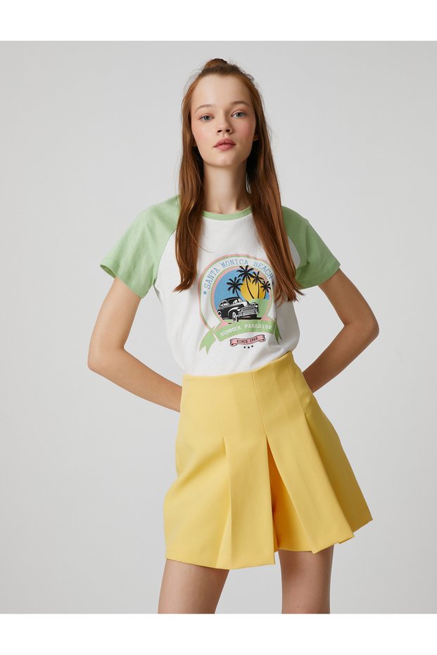 Printed T-shirt with raglan sleeves and crew neck.