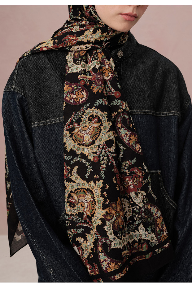 شال بنمط إنيا باللون الأسود - 2