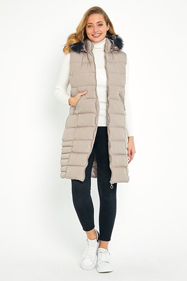 Lange Weste mit Kapuze und Fell in Stein für Damen - 5