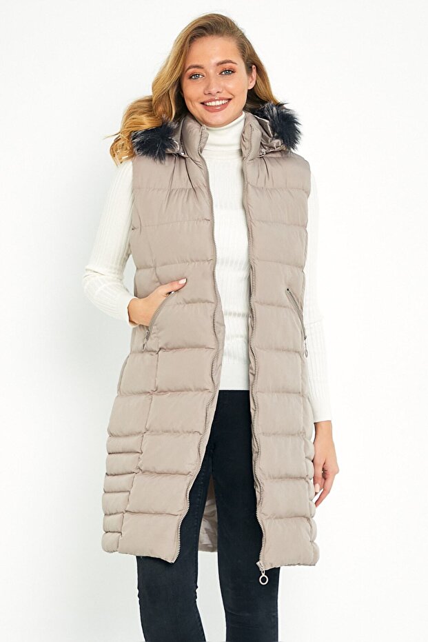Lange Weste mit Kapuze und Fell in Stein für Damen - 3