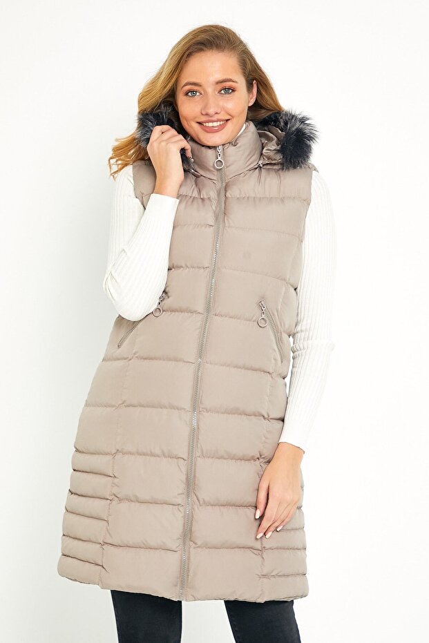 Lange Weste mit Kapuze und Fell in Stein für Damen - 1
