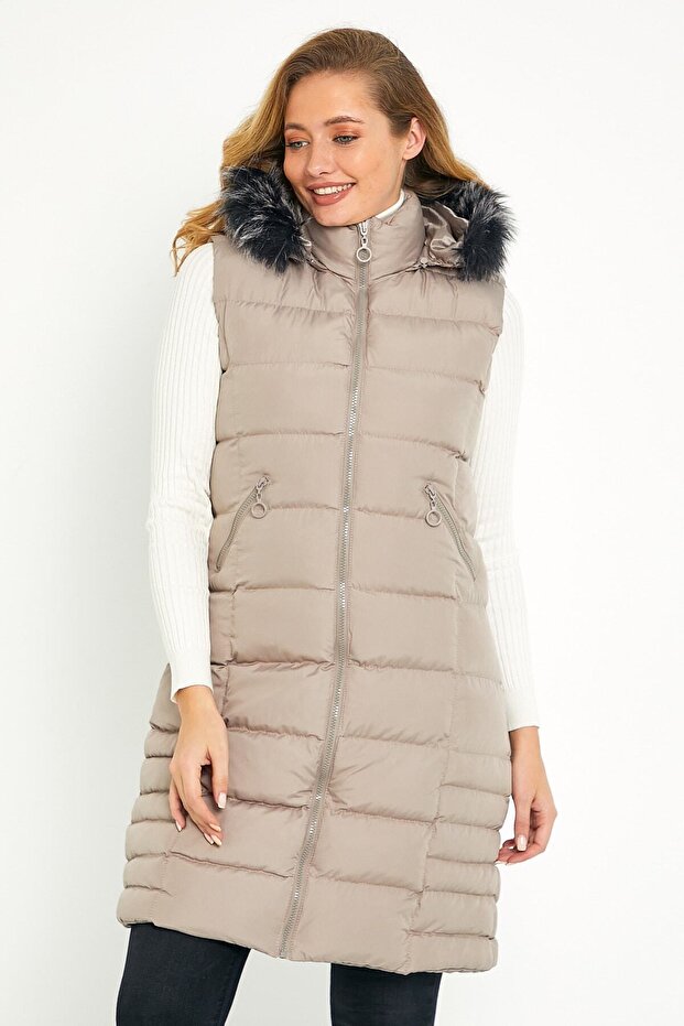 Lange Weste mit Kapuze und Fell in Stein für Damen - 4