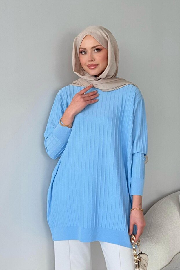 سترة من الخيوط الباردة باللون الأزرق الفاتح