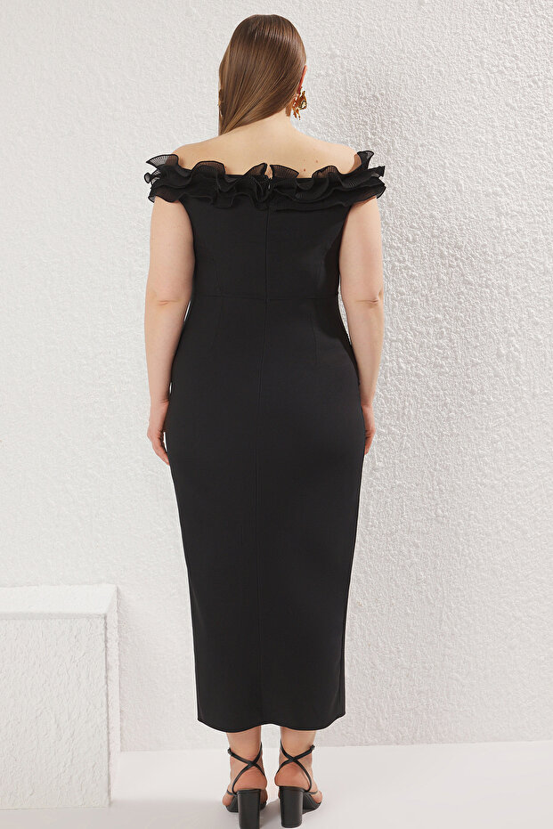 Siyah Madonna Yaka Fırfırlı Yırtmaçlı Dokuma Büyük Beden Elbise TBBSS25AH00142 - 4