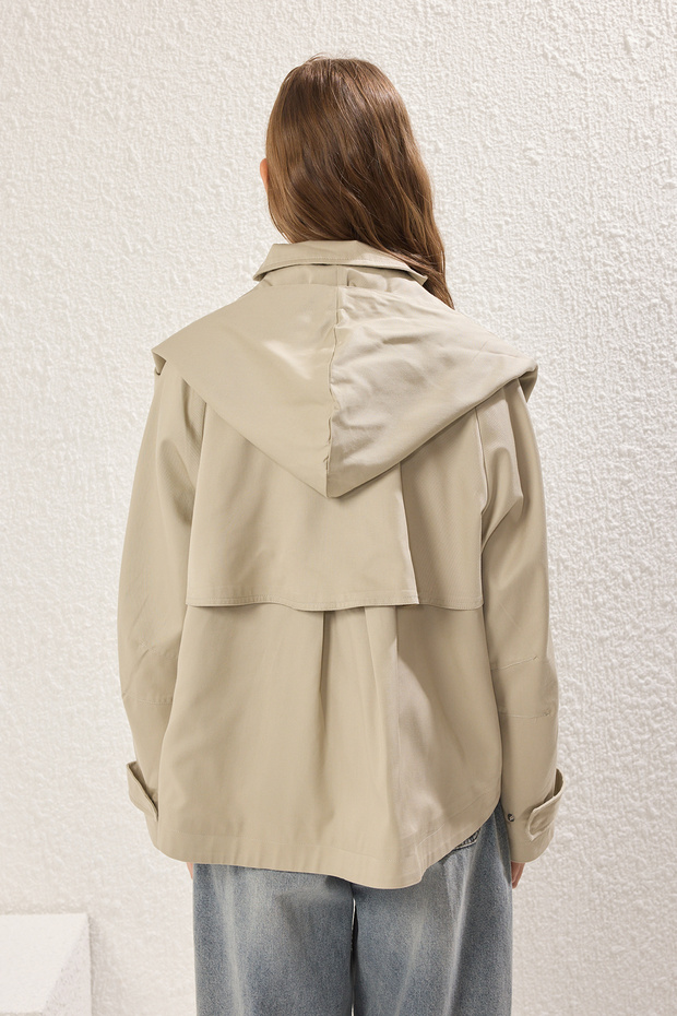 Bej Oversize Bağlama Detaylı Kapüşonlu İnce Ceket Mont TWOSS25MO00036 - 4