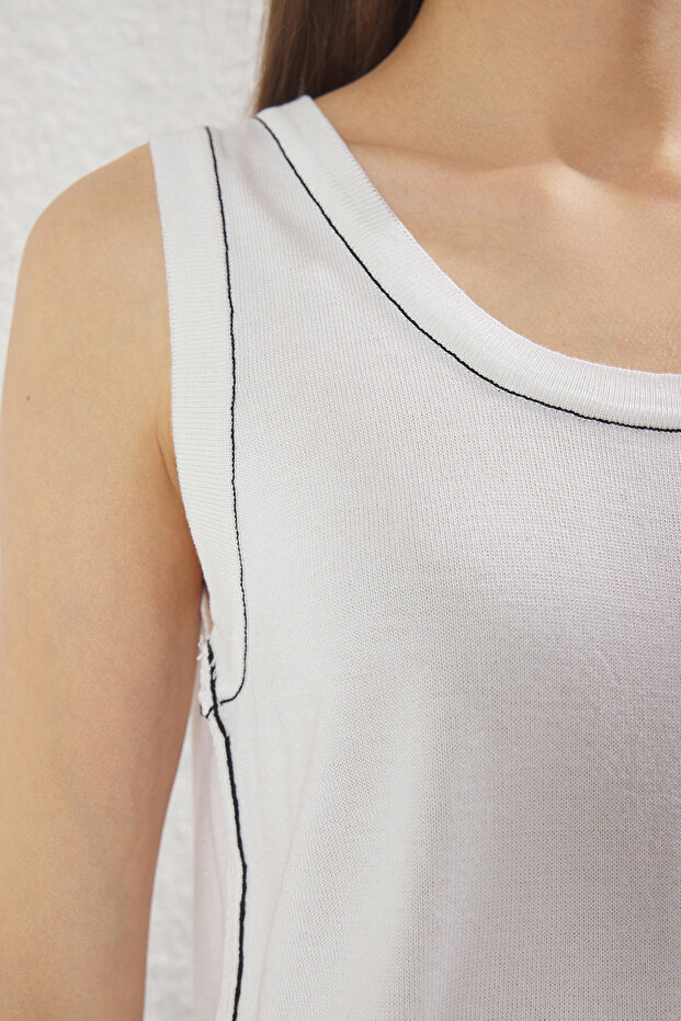 بلوزة بيضاء ذات ياقة حمام السباحة الأساسية TWOSS25BZ00345 - 3