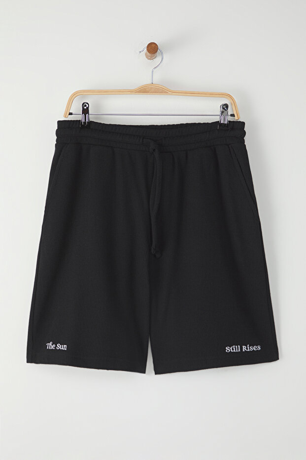 Siyah Oversize/Geniş Kesim Dokulu Nakışlı Şort & Bermuda TMNSS25SR00044 - 6
