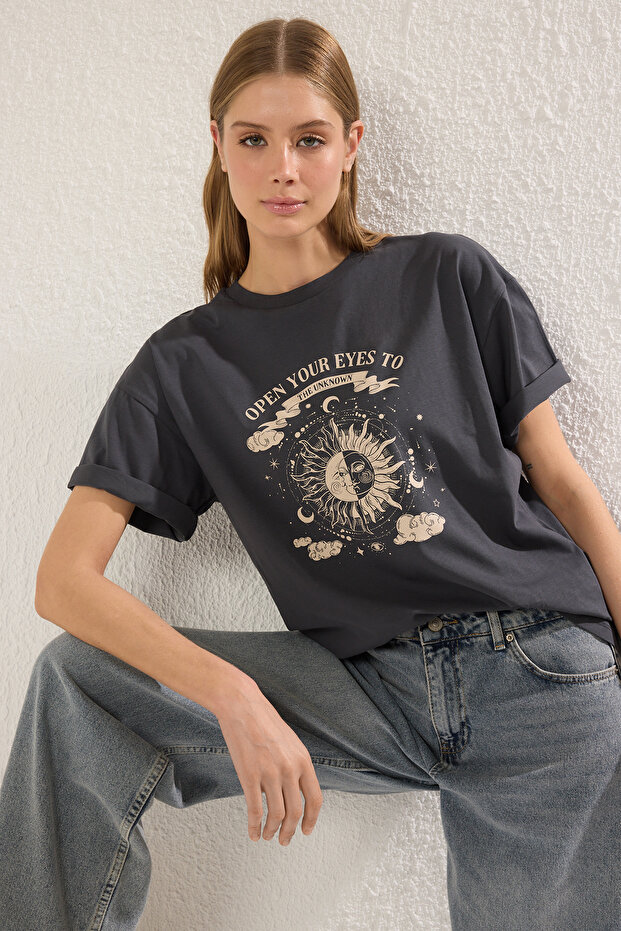 Antrasit %100 Pamuk Oversize/Geniş Kalıp Baskılı Örme T-Shirt TWOSS25TS00148 - 3
