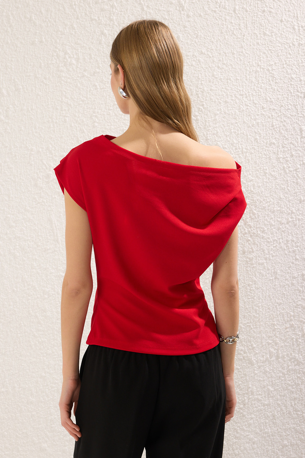 Kırmızı Büzgü/Drape Detaylı Dökümlü Asimetrik Yaka Örme Bluz TWOSS25BZ00024 - 4