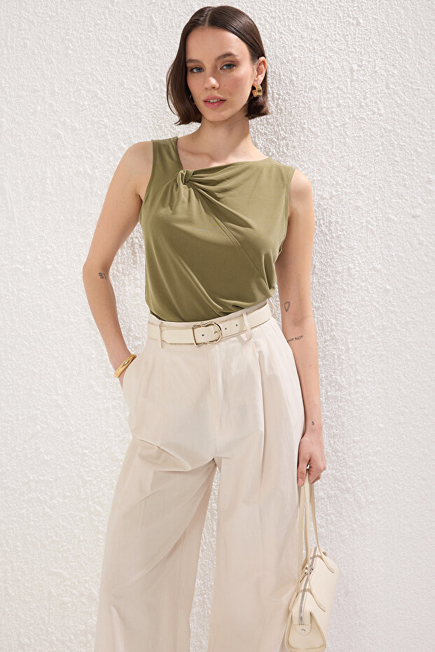 Yeşil More Sustainable Modal İçerikli Burgu Detaylı Asimetrik Yaka Regular Örme Bluz TWOSS25BZ00469 - 1