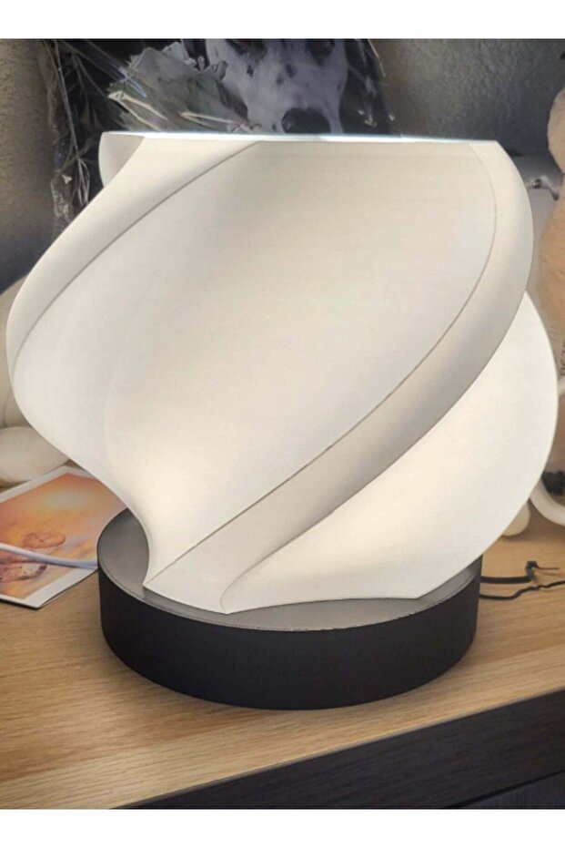 مصباح طاولة مريح مزود بإضاءة LED ومنفذ USB للمنزل/المكتب