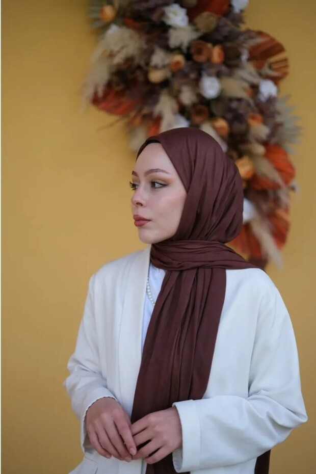 شال من القطن الممشط للحجاب باللون البني