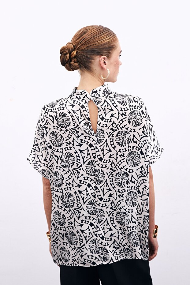 بلوزة منقوشة بأكمام قصيرة بلون إكرو - 6