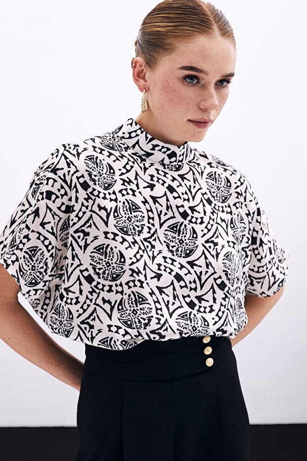 بلوزة منقوشة بأكمام قصيرة بلون إكرو - 3