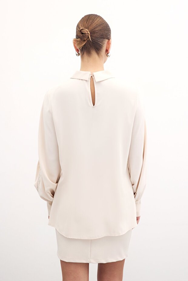 Bluse mit Perlenärmeln - Beige - 6