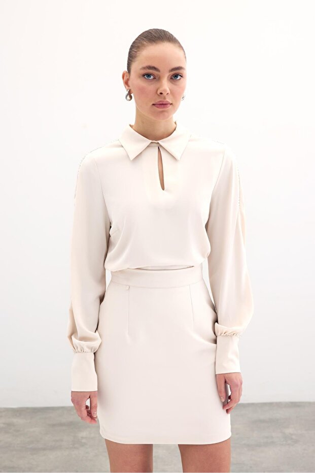 Bluse mit Perlenärmeln - Beige - 1