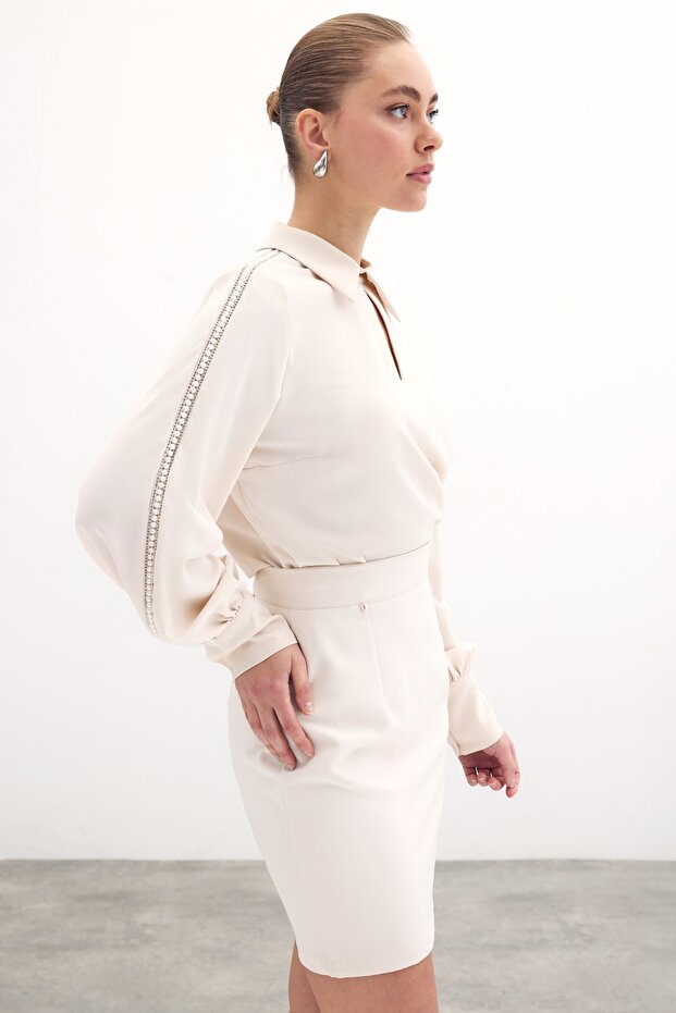 Bluse mit Perlenärmeln - Beige - 2