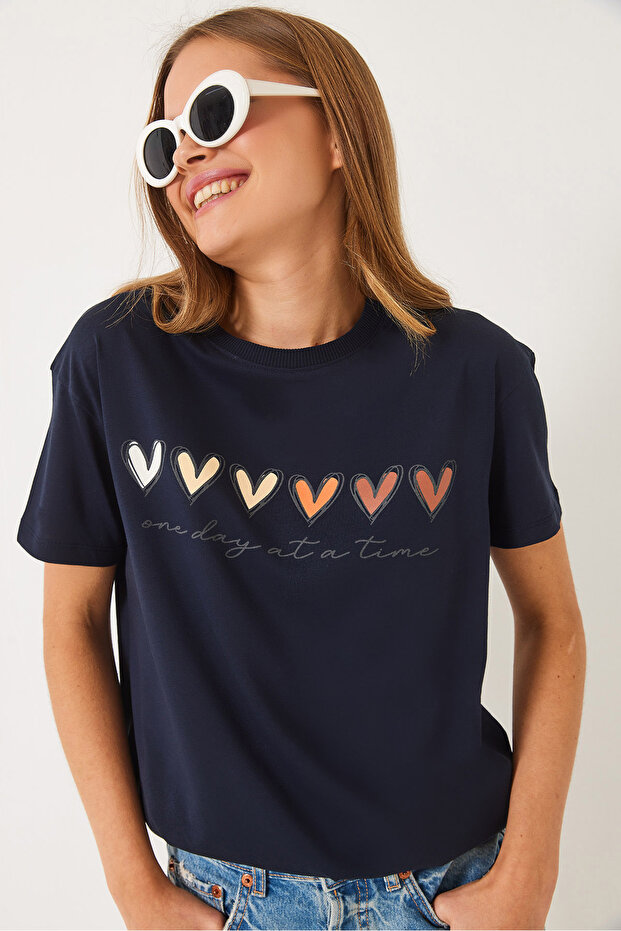 Women's Navy Blue Short Sleeve Colorful Heart Printed Basic T-Shirt 60602017