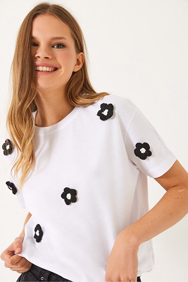 Women's White Crew Neck Daisy Accessory Short Sleeve T-Shirt 60602019