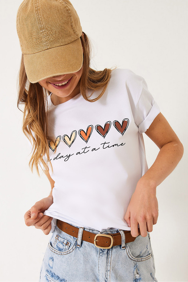 Women's White Short Sleeve Colorful Heart Printed Basic T-Shirt 60602017