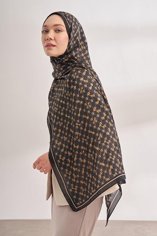 شال بنمط مونوغرام من فويل 3361 - أسود كريمي - 6