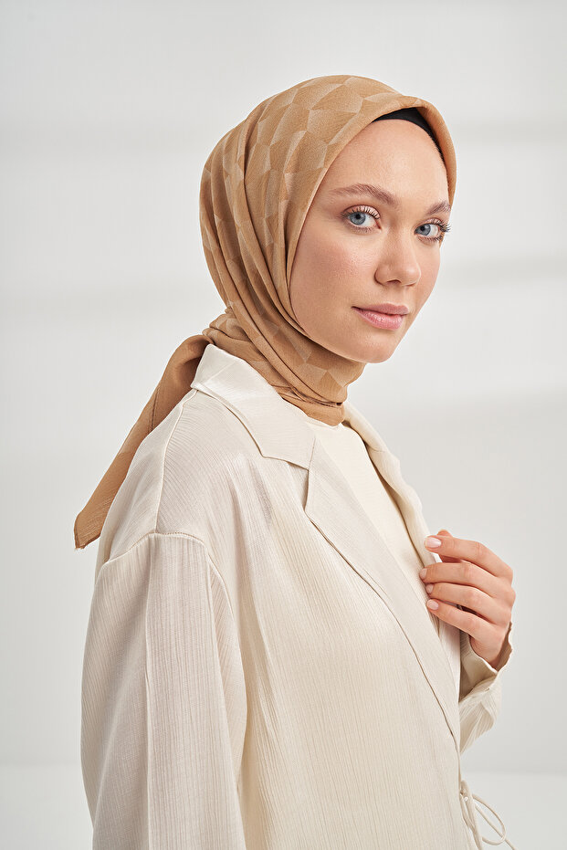 وشاح قطني بنمط هندسي - ذهبي - 3